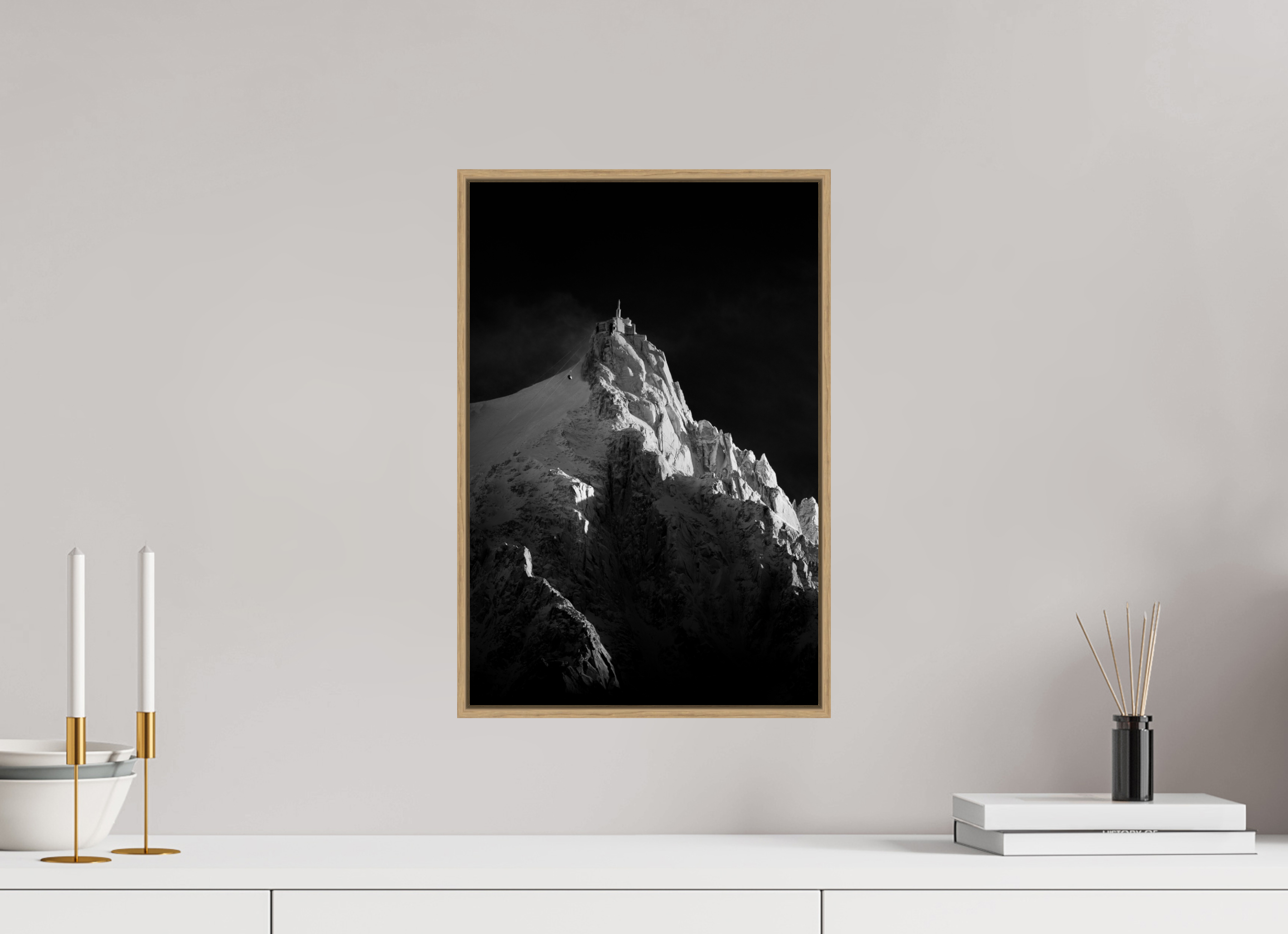 30 x 45 cm, Tirage sous Plexiglas encadré Aiguille du Midi Contrastée – Noir et Blanc