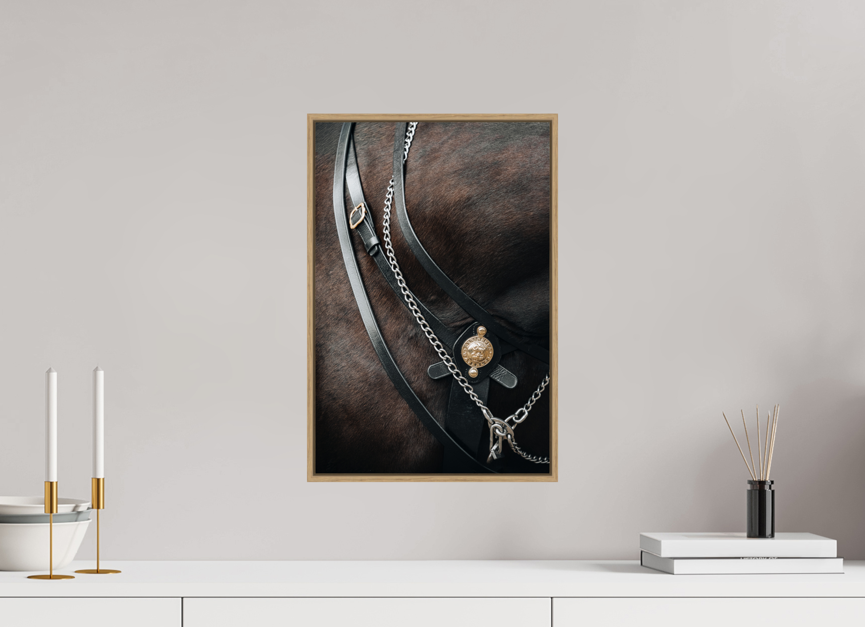 30 x 45 cm, Tirage sous Plexiglas encadré Détail noble – Licol et robe marron