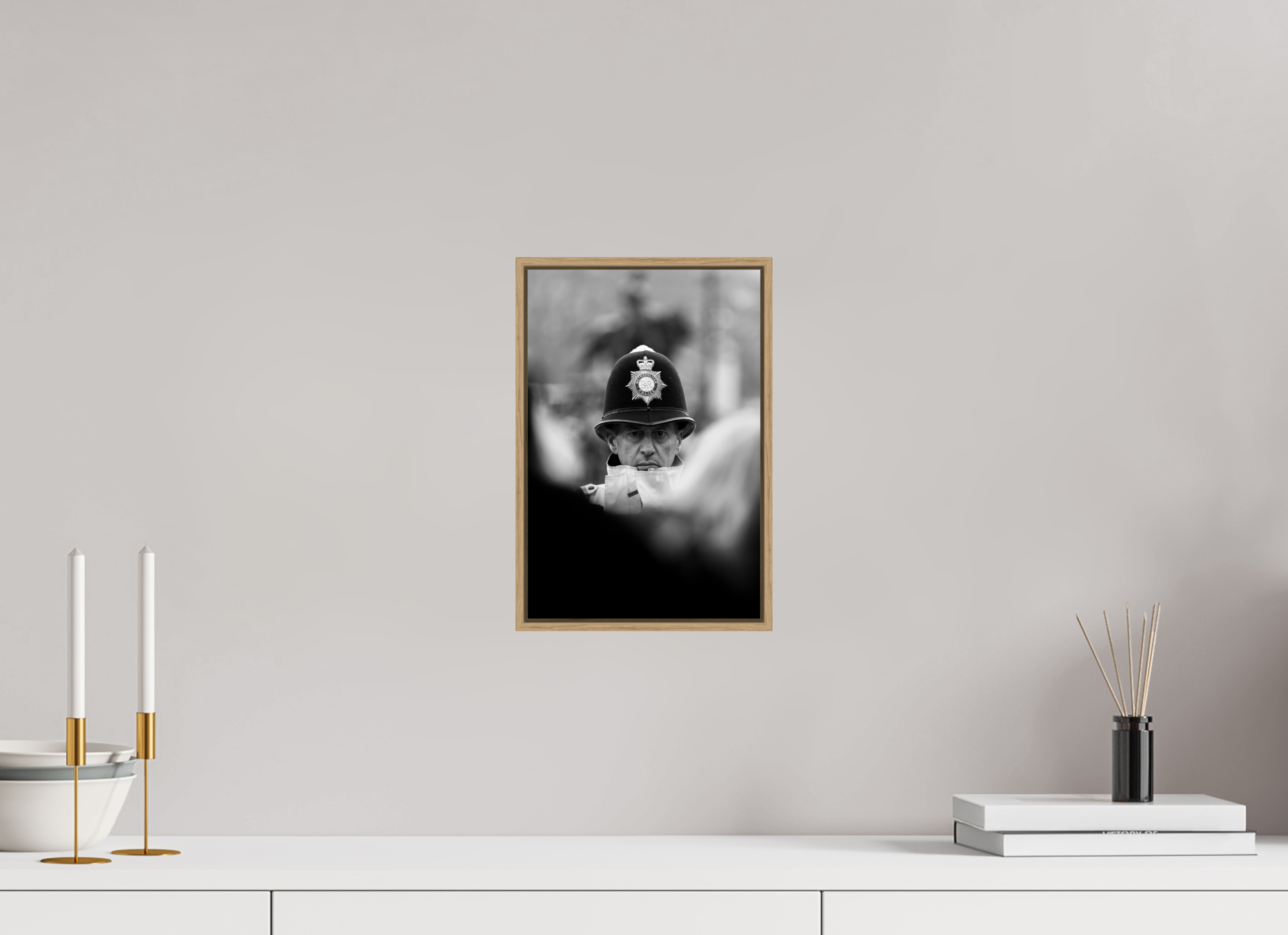 20 x 30 cm, Tirage sous Plexiglas encadré Au milieu de la foule – Force et vigilance