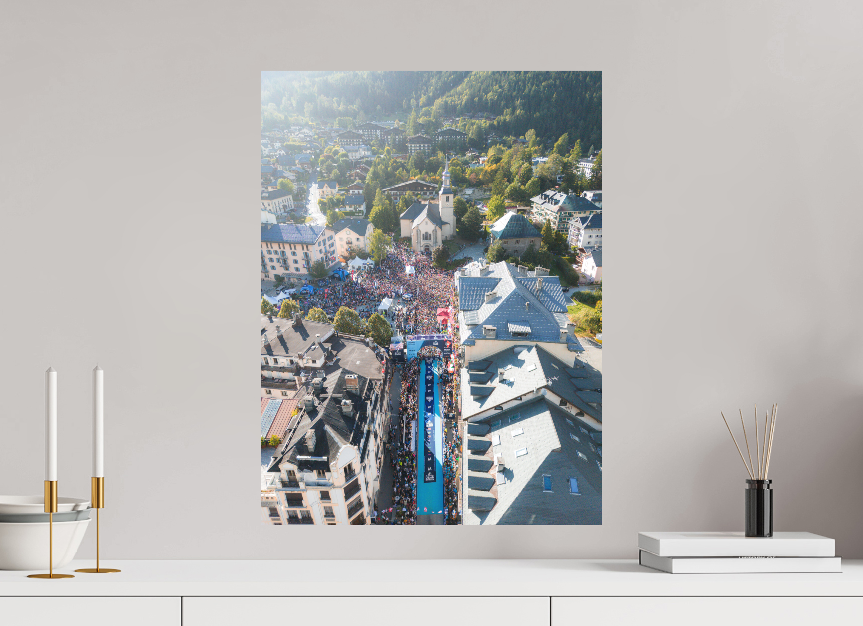 45 x 60 cm, Tirage Fine Art (Papier Mat) Vue du ciel, départ de l’UTMB