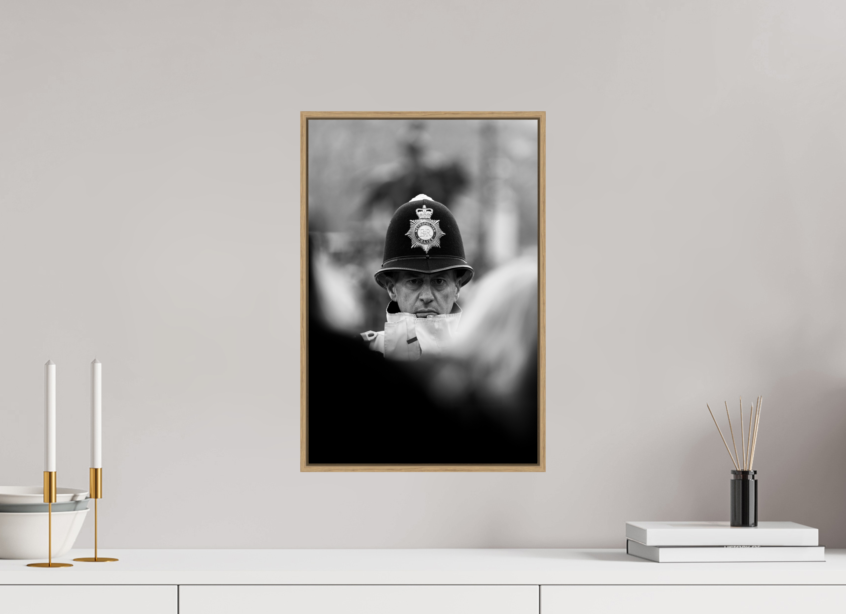 30 x 45 cm, Tirage sous Plexiglas encadré Au milieu de la foule – Force et vigilance