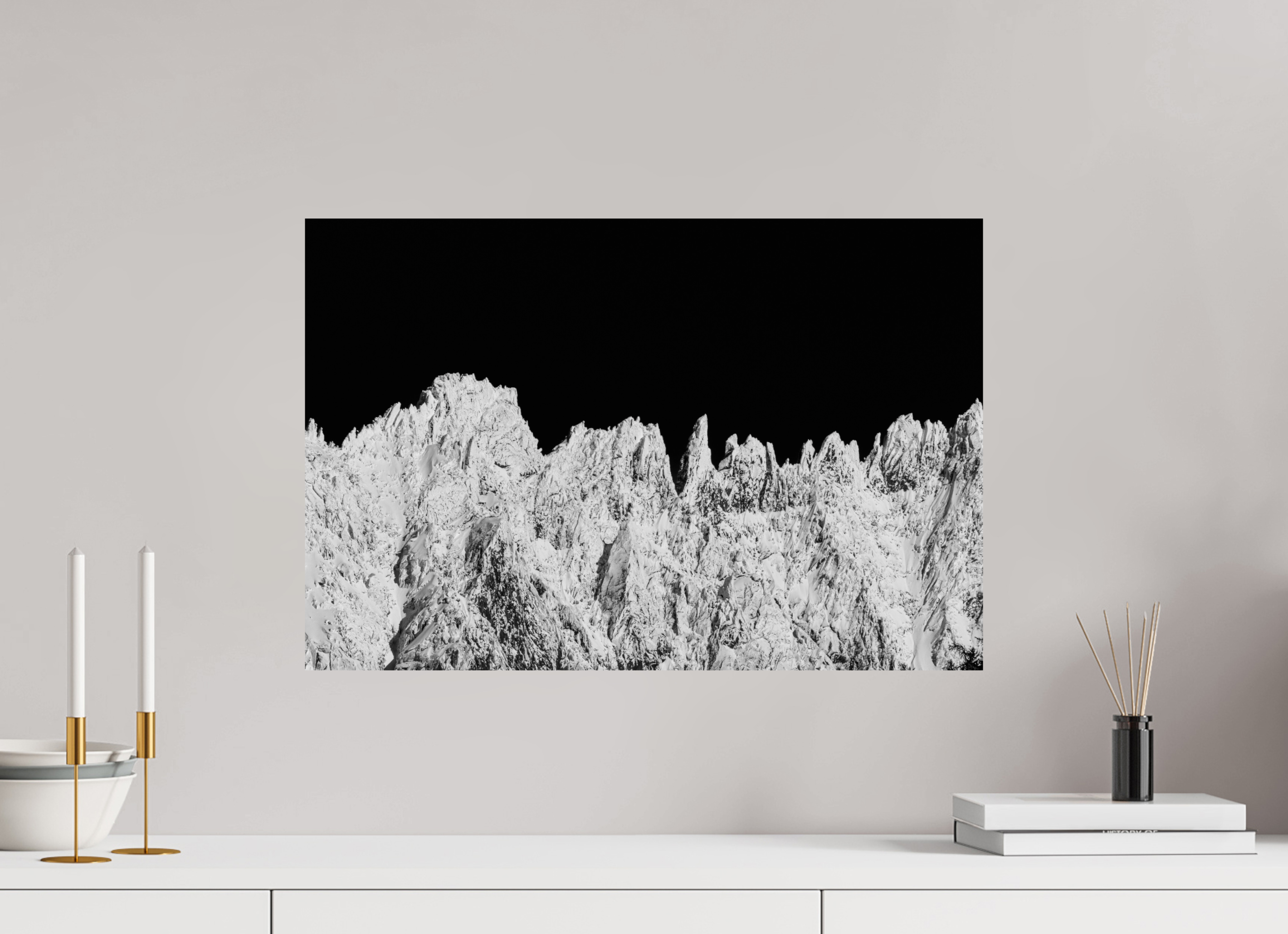 60 x 40 cm, Tirage Fine Art Premium Chaîne de piques – Aiguilles hivernales en noir et blanc