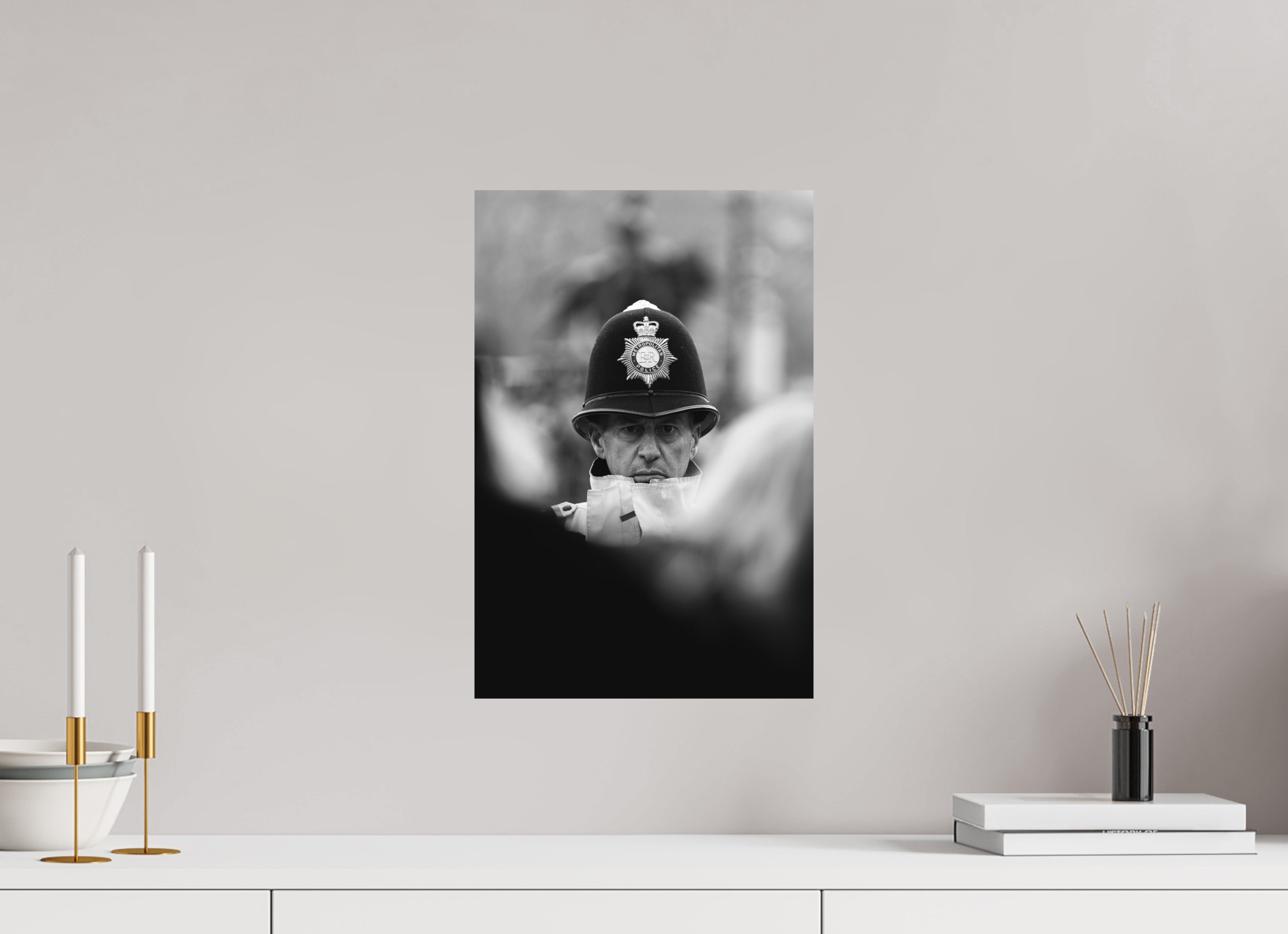 30 x 45 cm, Tirage Fine Art (Papier Mat) Au milieu de la foule – Force et vigilance