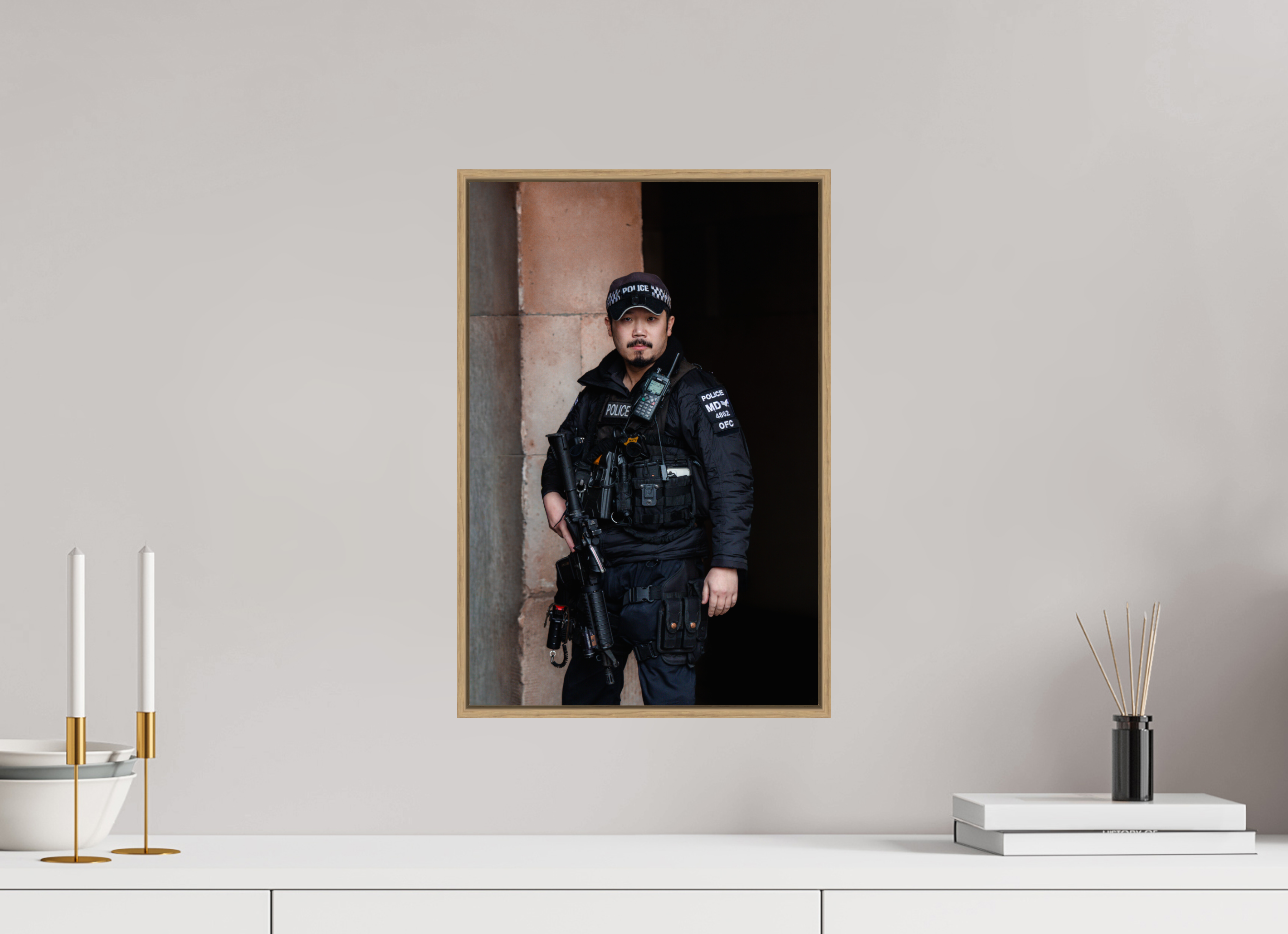 30 x 45 cm, Tirage sous Plexiglas encadré Vigilance moderne – Police militaire