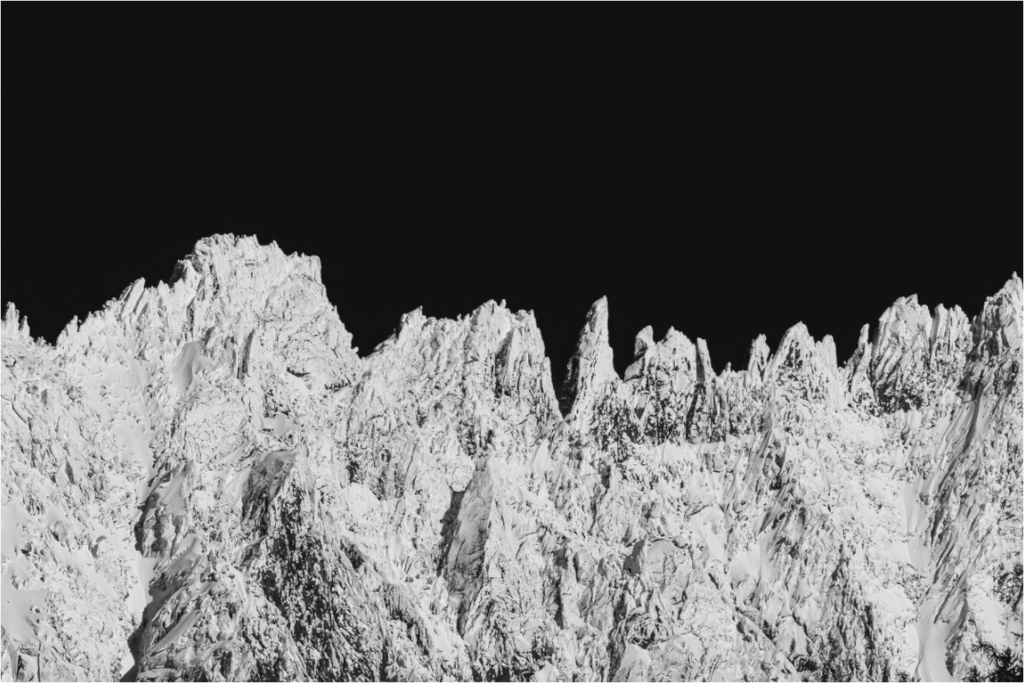 Main image Chaîne de piques – Aiguilles hivernales en noir et blanc