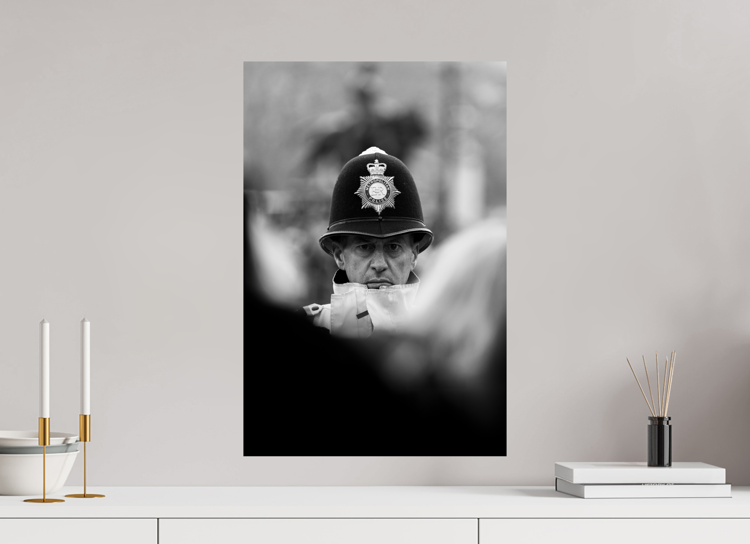 40 x 60 cm, Tirage Fine Art Premium Au milieu de la foule – Force et vigilance