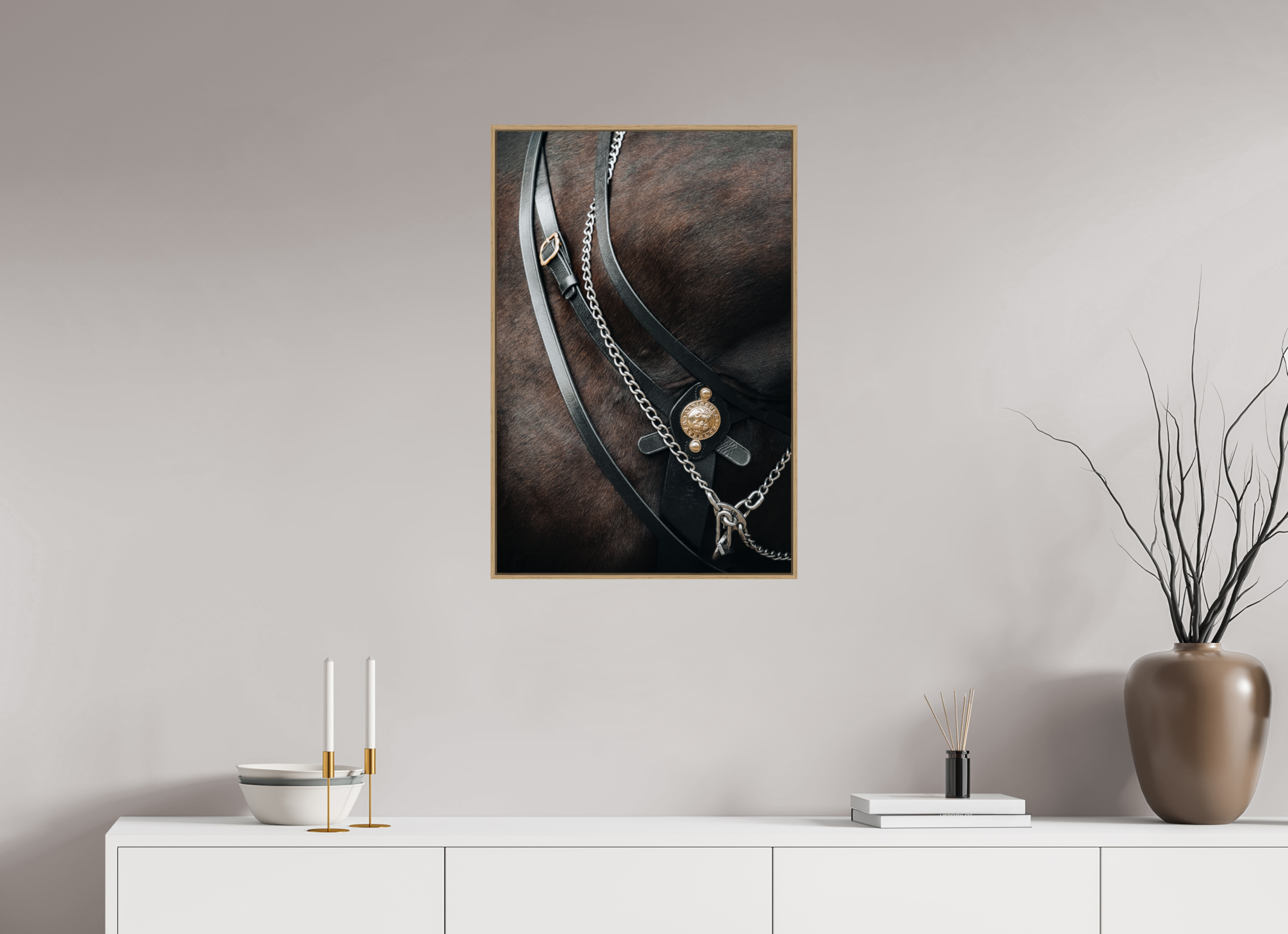 50 x 75 cm, Tirage sous Plexiglas encadré Détail noble – Licol et robe marron