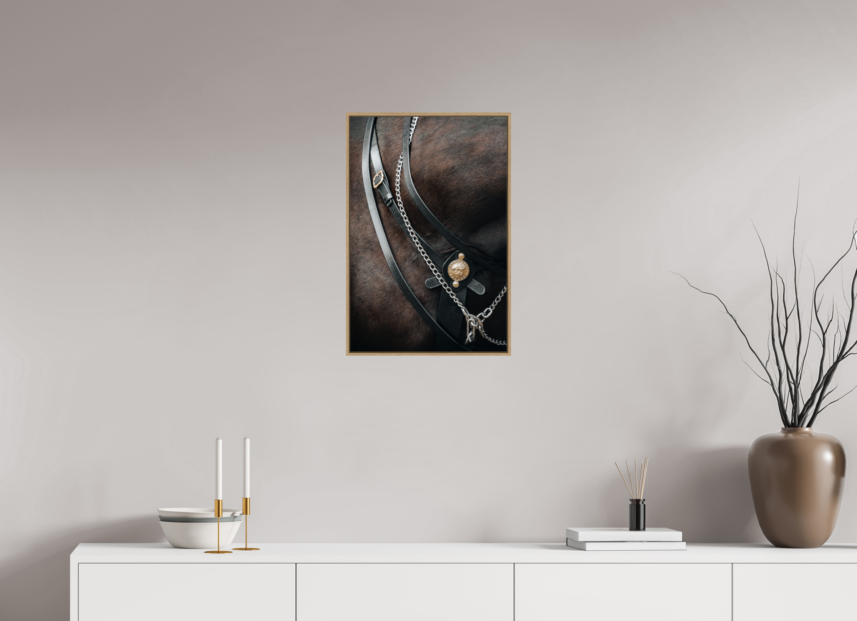 40 x 60 cm, Tirage sous Plexiglas encadré Détail noble – Licol et robe marron