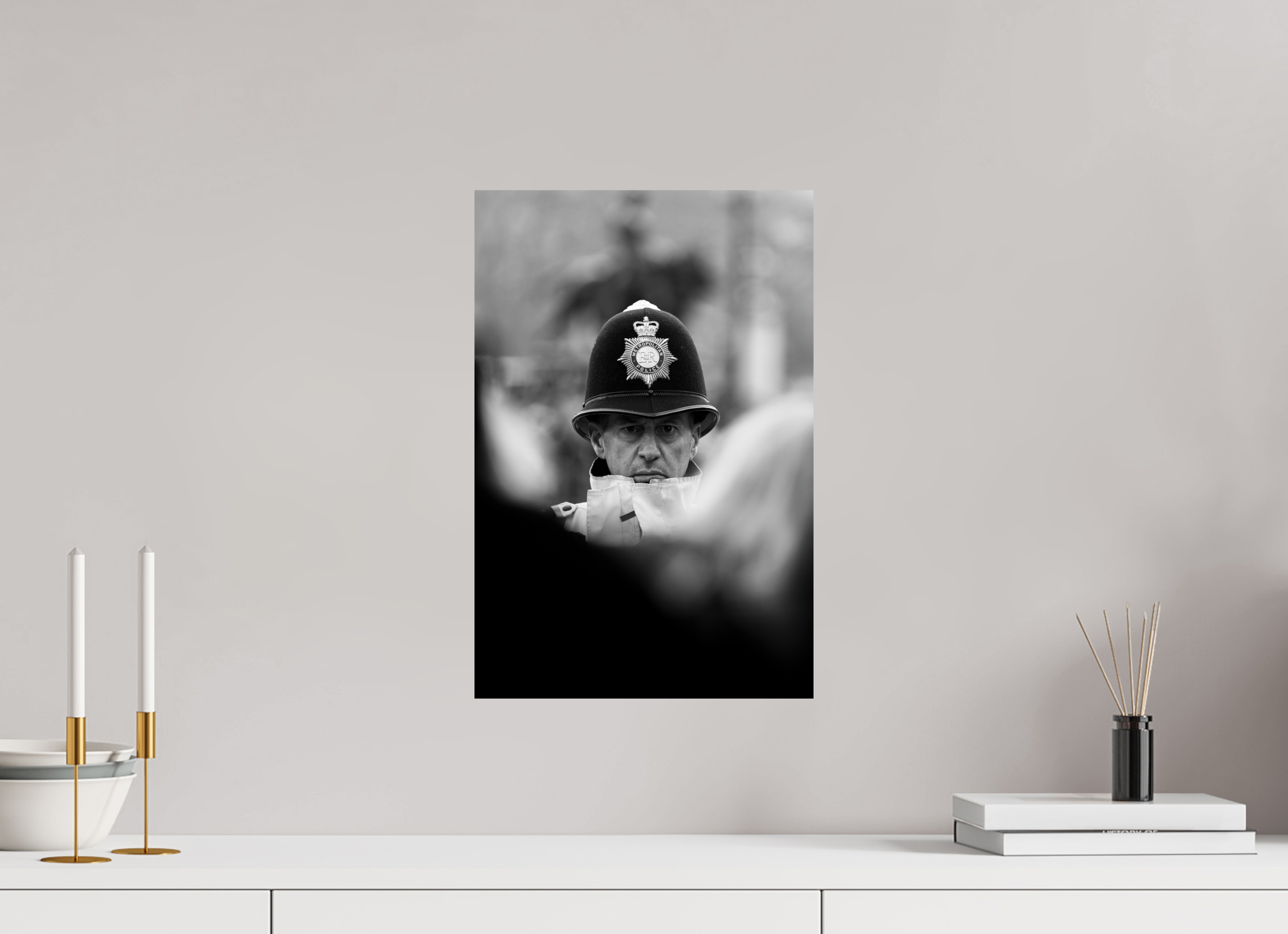 30 x 45 cm, Tirage Fine Art Premium Au milieu de la foule – Force et vigilance