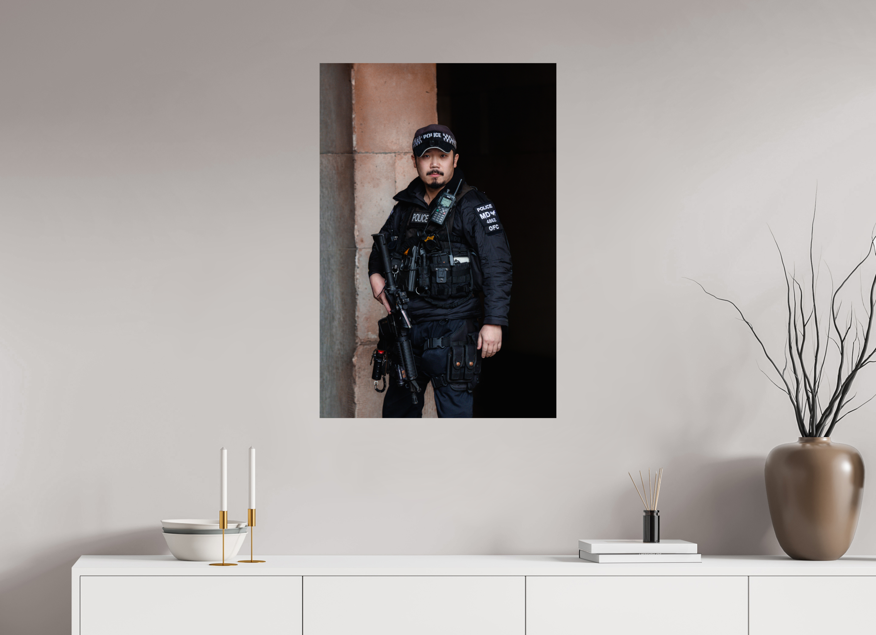 60 x 90 cm, Tirage Fine Art Premium Vigilance moderne – Police militaire