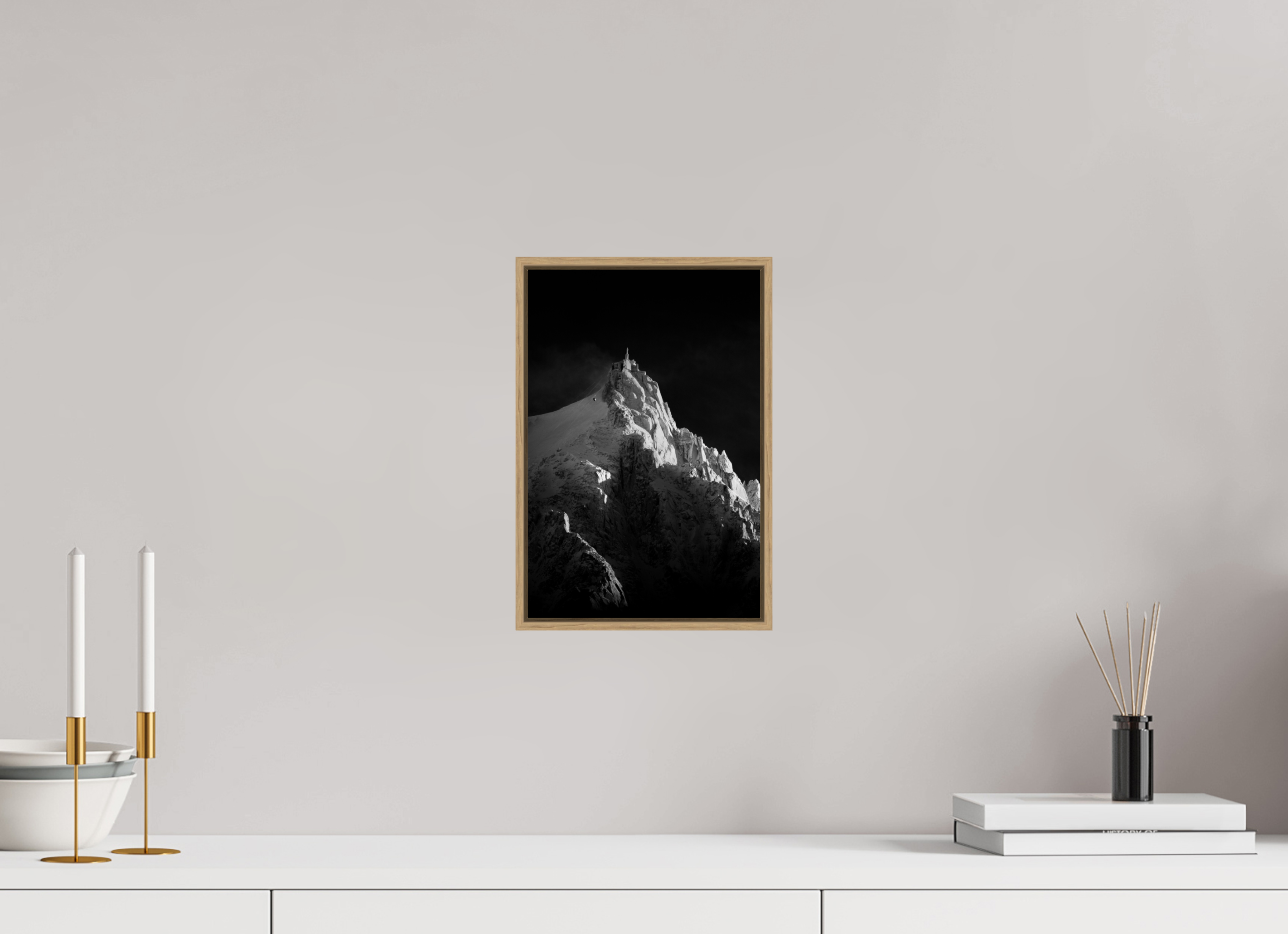 20 x 30 cm, Tirage sous Plexiglas encadré Aiguille du Midi Contrastée – Noir et Blanc