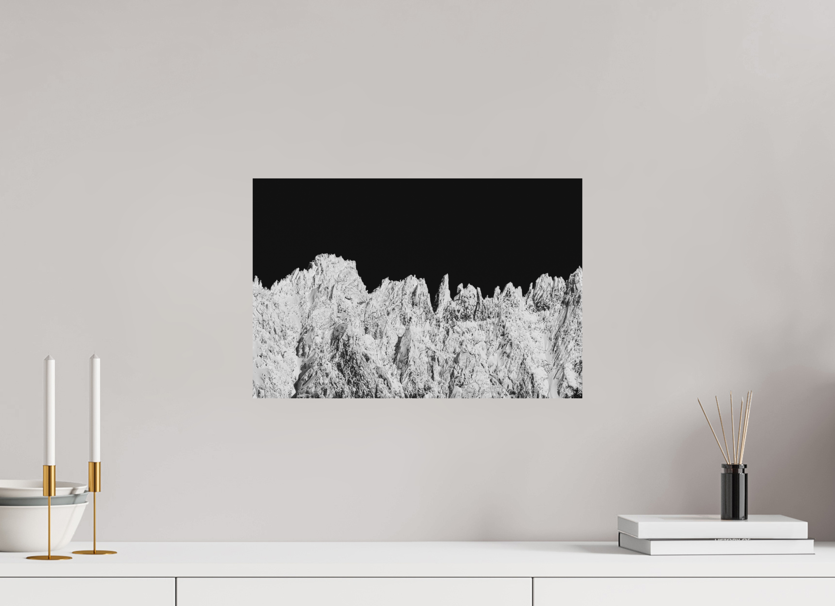 45 x 30 cm, Tirage Fine Art (Papier Mat) Chaîne de piques – Aiguilles hivernales en noir et blanc