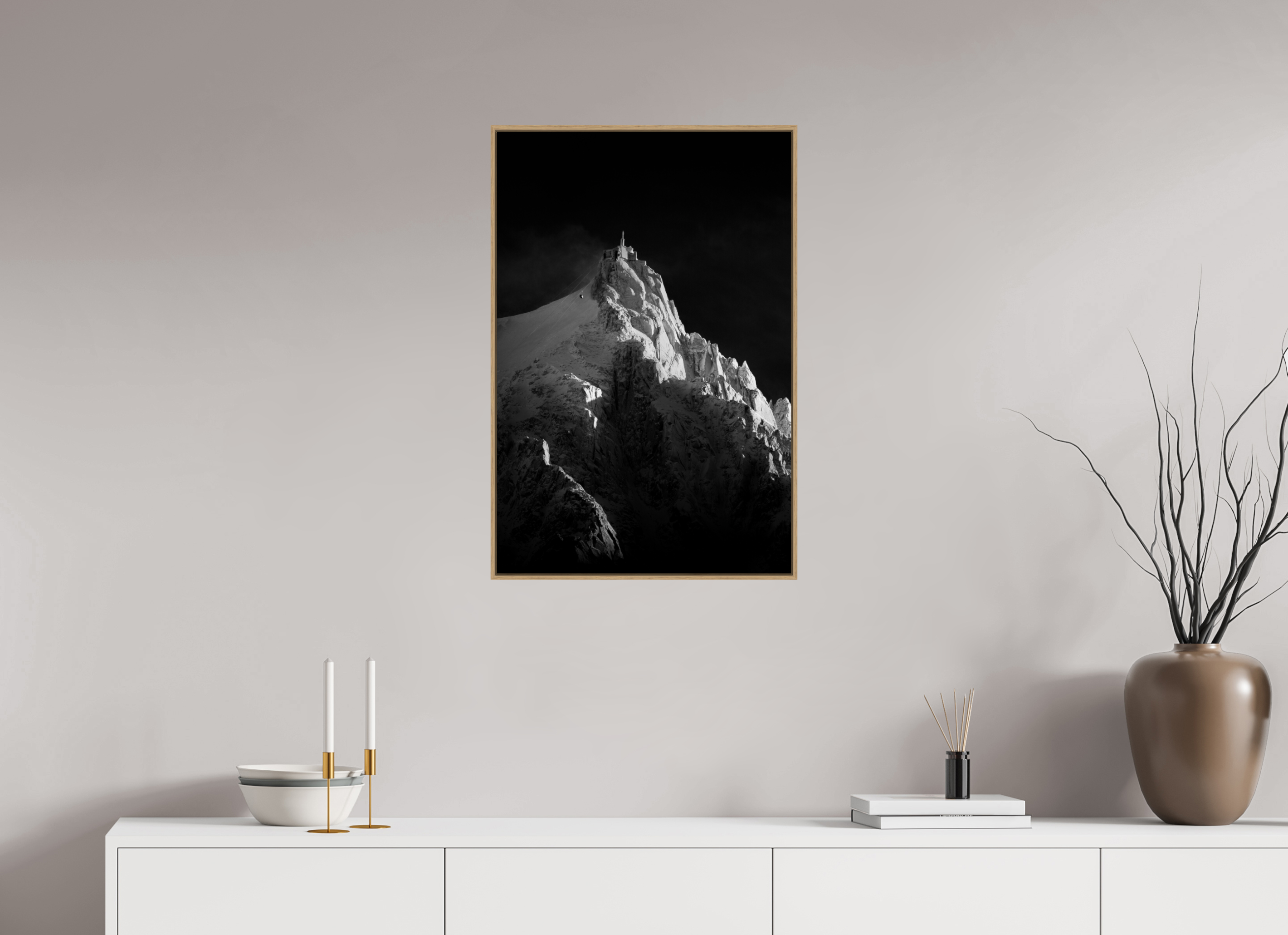 50 x 75 cm, Tirage sous Plexiglas encadré Aiguille du Midi Contrastée – Noir et Blanc