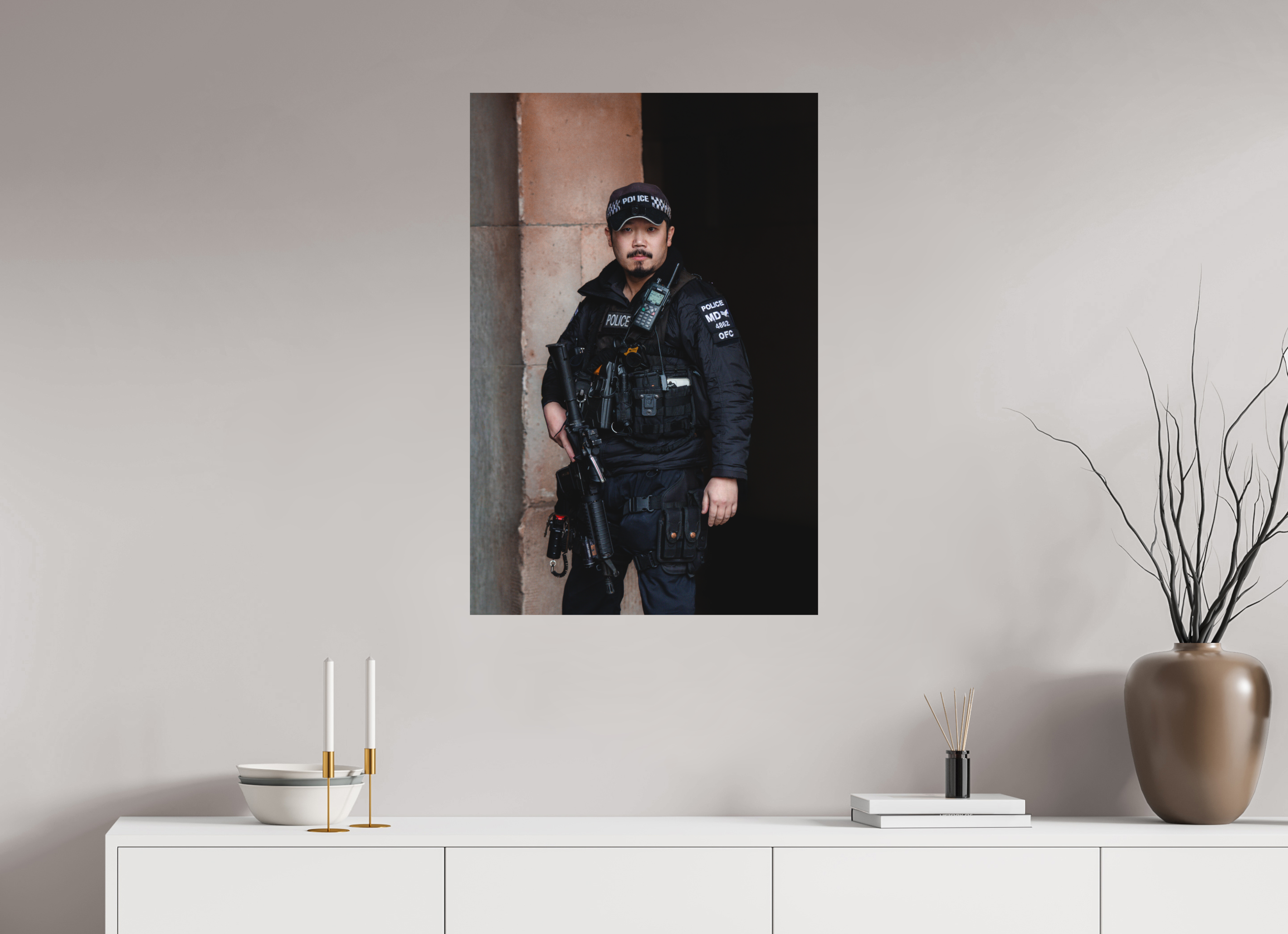 60 x 90 cm, Tirage Fine Art Premium + Vigilance moderne – Police militaire