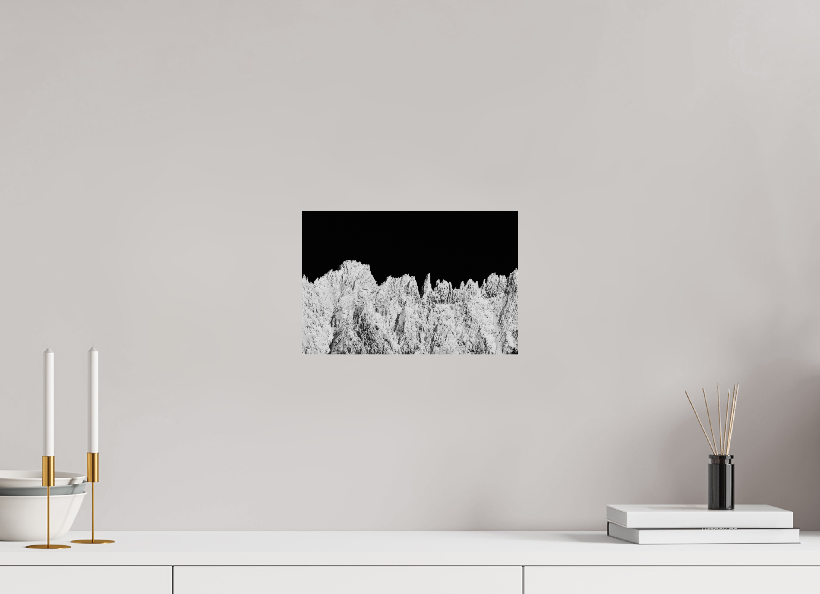 30 x 20 cm, Tirage Fine Art Premium Chaîne de piques – Aiguilles hivernales en noir et blanc