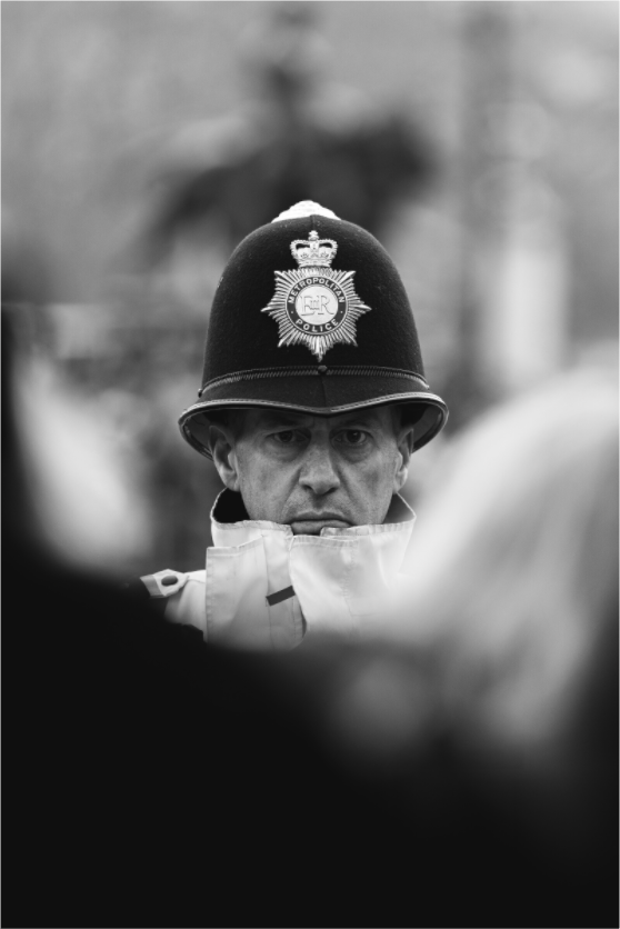 Main image Au milieu de la foule – Force et vigilance