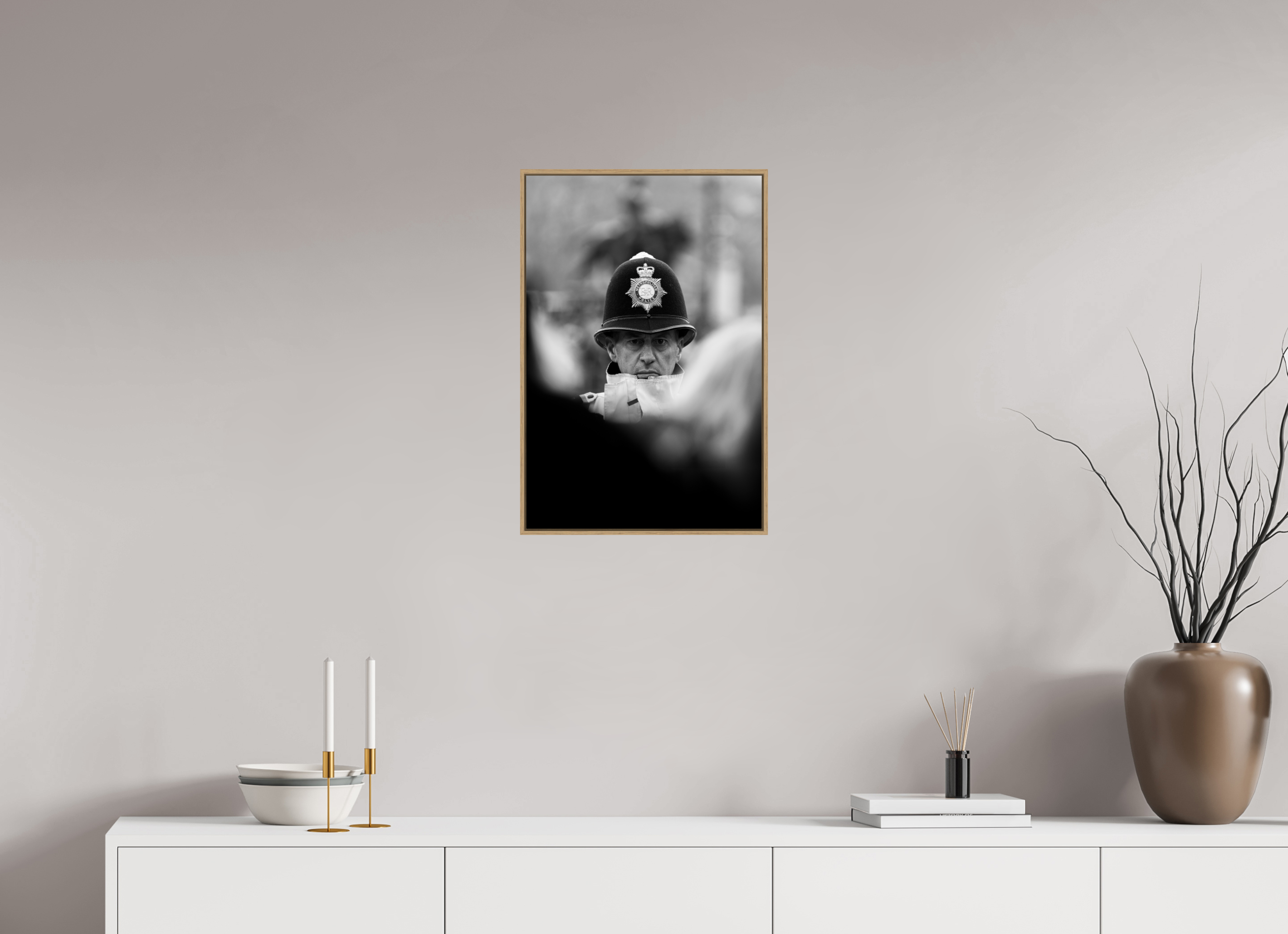 40 x 60 cm, Tirage sous Plexiglas encadré Au milieu de la foule – Force et vigilance