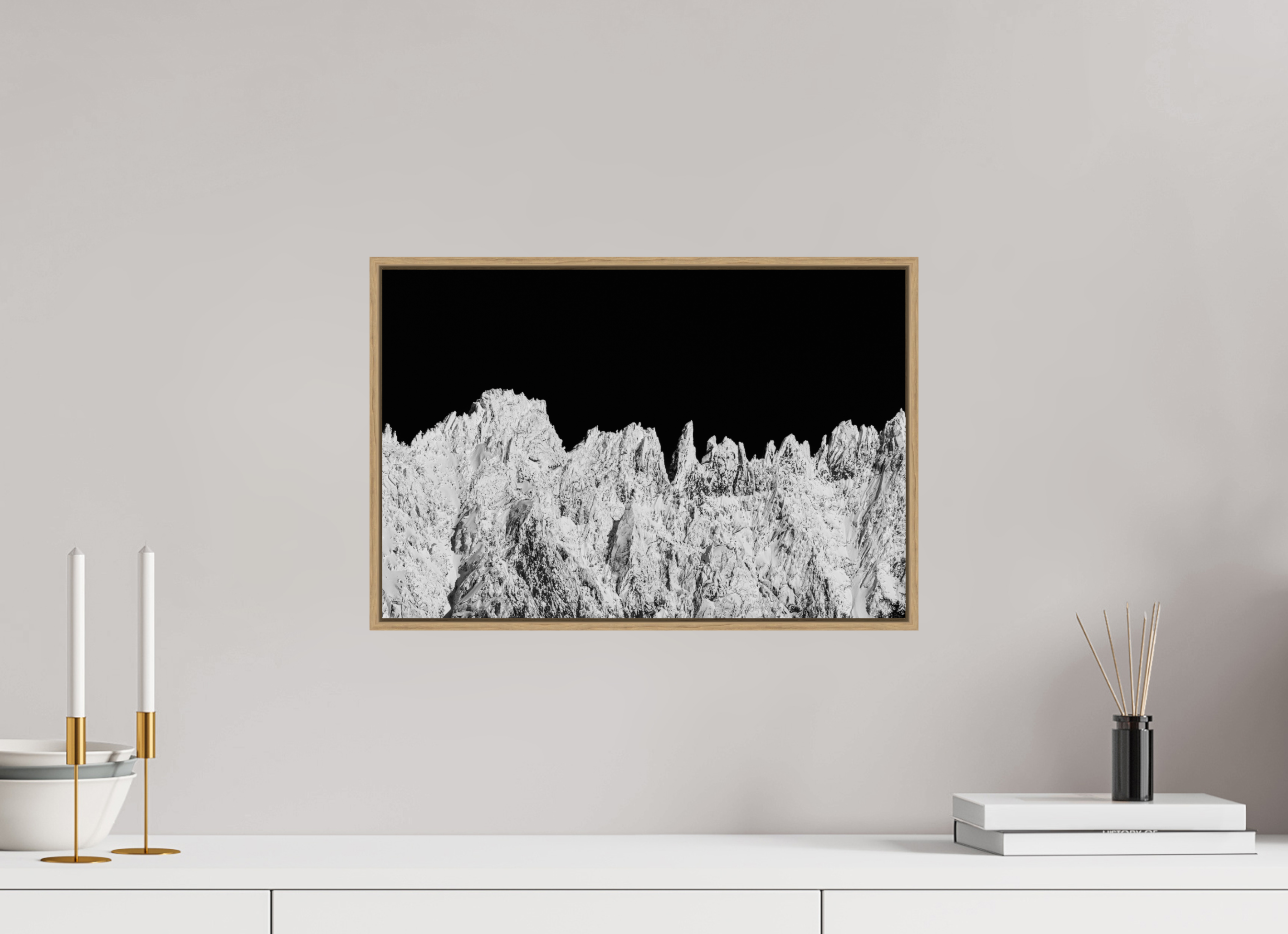 45 x 30 cm, Tirage sous Plexiglas encadré Chaîne de piques – Aiguilles hivernales en noir et blanc