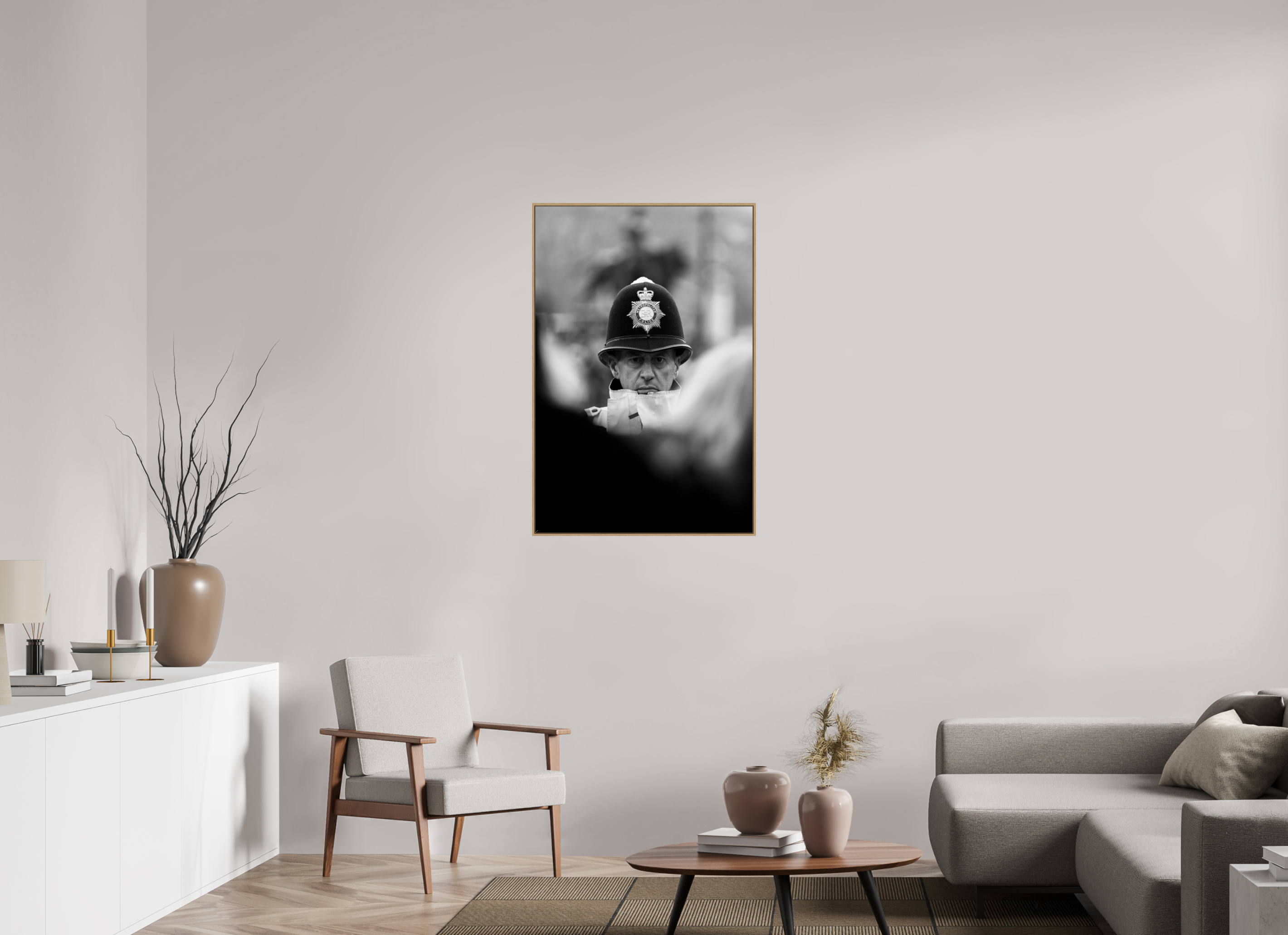 70 x 105 cm, Tirage sous Plexiglas encadré Au milieu de la foule – Force et vigilance