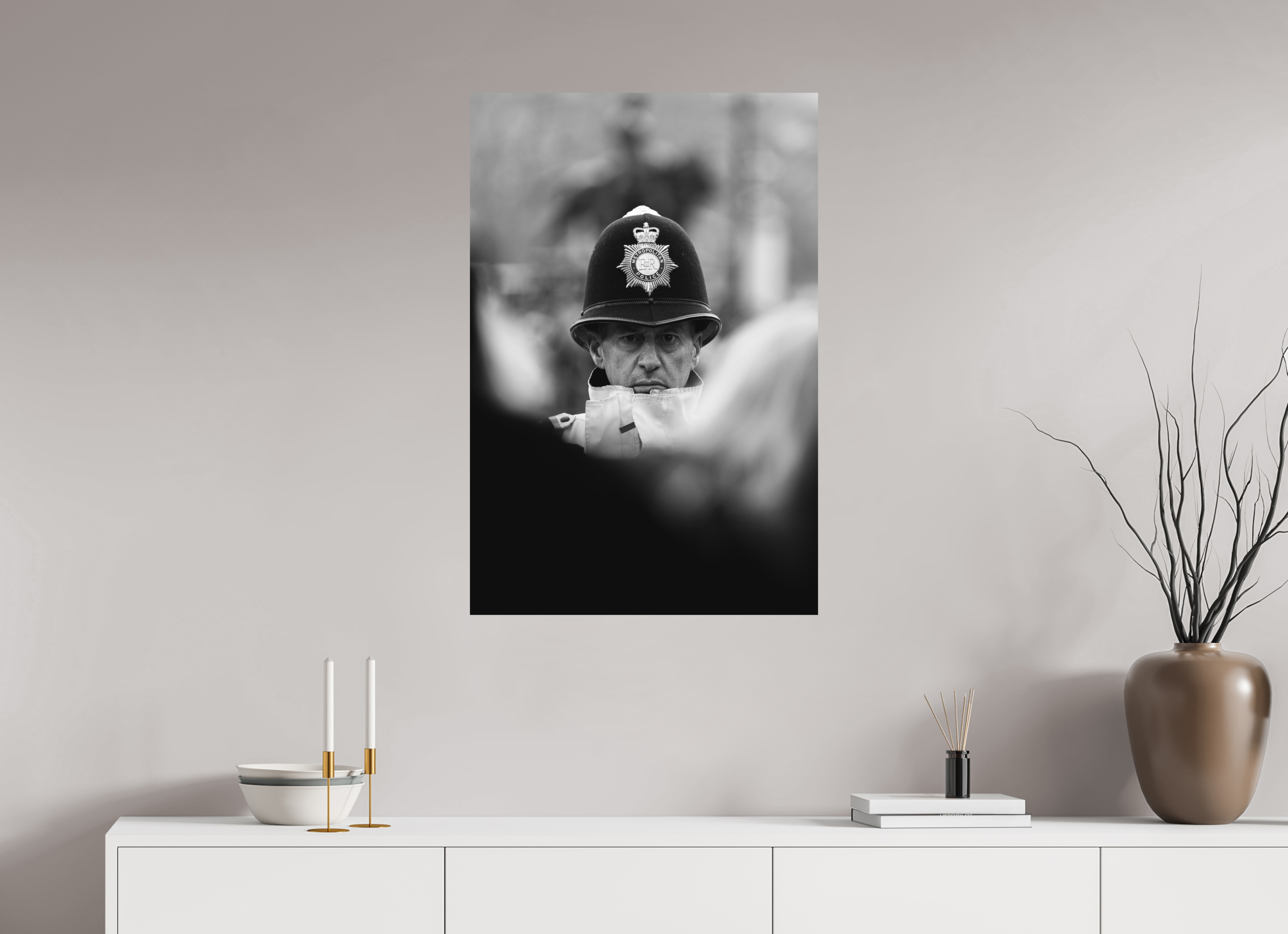 60 x 90 cm, Tirage Fine Art (Papier Mat) Au milieu de la foule – Force et vigilance