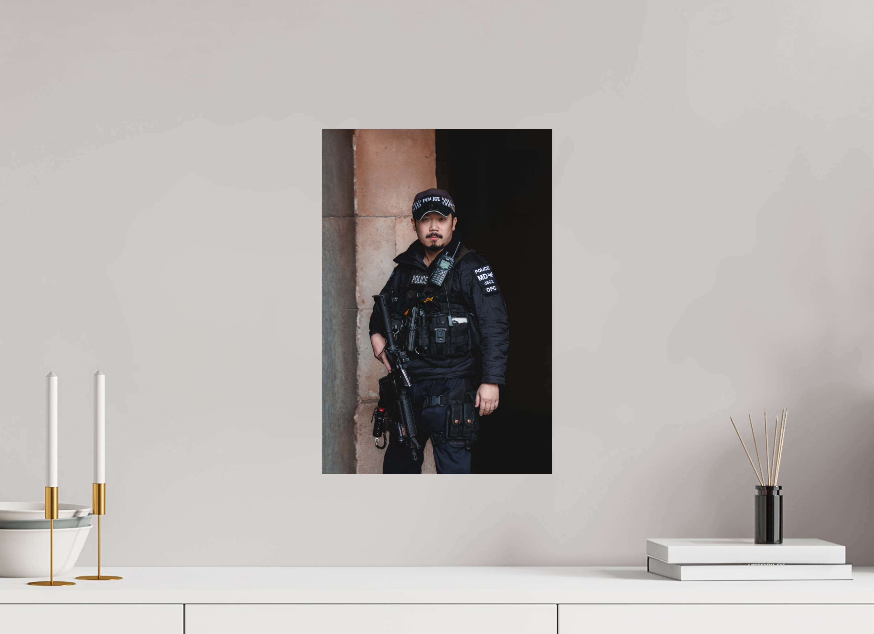 30 x 45 cm, Tirage Fine Art (Papier Mat) Vigilance moderne – Police militaire