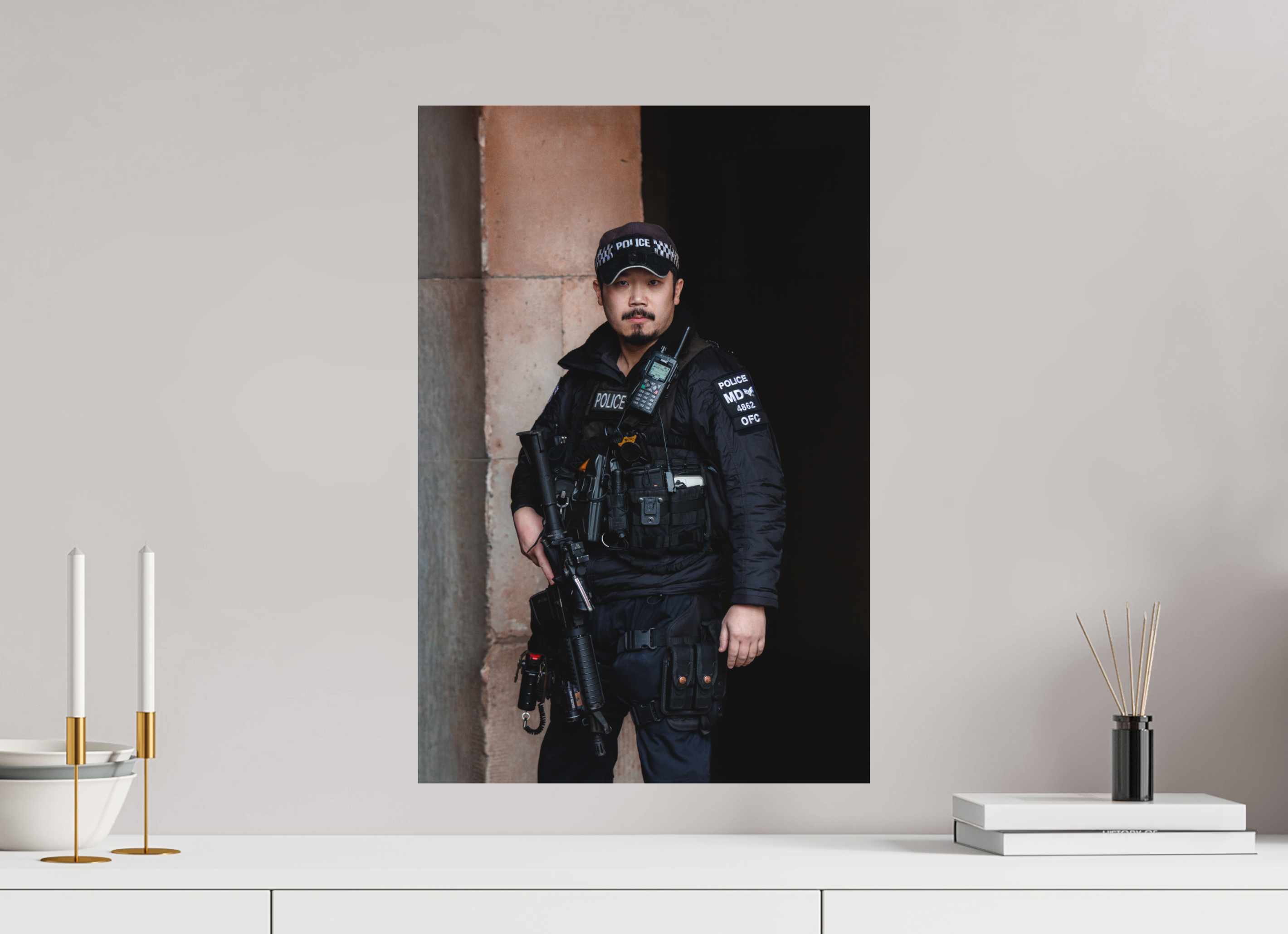 40 x 60 cm, Tirage Fine Art (Papier Mat) Vigilance moderne – Police militaire